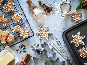 Weihnachtsplätzchen liegen fertig zum Backen auf einem Backrost. 