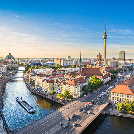 Luftaufnahme von Berlin mit Spree, Fernsehturm und Berliner Dom