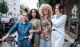 Gruppe junger Mädchen in einer Stadt lächeln in die Kamera